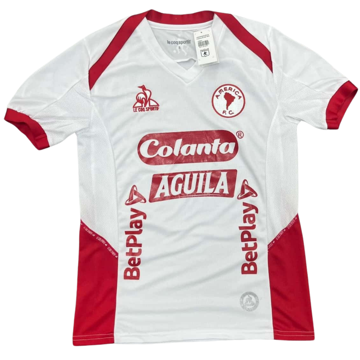 CAMISETAS DEL AMÉRICA DE CALI HOMBRE: Todo lo que necesitas saber para elegir la tuya. Si eres un verdadero hincha del América de Cali, sabes que no hay mejor forma de demostrar tu amor por el equipo que vistiendo su camiseta oficial. En este artículo, te ayudaremos a conocer todo lo que necesitas saber sobre las Camisetas del América de Cali Hombre, desde los modelos más recientes hasta los detalles sobre dónde comprarlas al mejor precio en Onlineshoppingcenterg. Aquí encontrarás información útil y práctica que te facilitará tu compra.  ¿Por qué comprar la camiseta del América de Cali 2024? El América de Cali es uno de los clubes más históricos y queridos de Colombia. Su camiseta no solo es un símbolo de apoyo, sino una prenda llena de historia y orgullo. En 2024, el equipo ha lanzado una nueva camiseta en colaboración con la marca Le Coq Sportif, continuando con la tradición de camisetas de alta calidad y diseño único.  Ventajas de tener la camiseta del América de Cali 2024 Diseño innovador: Cada temporada, la camiseta del América de Cali ofrece un diseño que combina la tradición con la innovación. La camiseta 2024 destaca por sus detalles elegantes y modernos.  Calidad de materiales: Fabricada por Le Coq Sportif, la camiseta está hecha con materiales transpirables y cómodos, ideal para usar tanto en los partidos como en el día a día.  Sentimiento de pertenencia: Llevar la camiseta oficial te conecta directamente con el club y sus aficionados, compartiendo ese sentimiento de orgullo por ser parte de la hinchada de Los Diablos Rojos.  Tipos de camisetas del América de Cali para hombre Existen varias versiones de la camiseta del América de Cali, dependiendo de tus gustos y necesidades. Aquí te presentamos las opciones más populares disponibles en Onlineshoppingcenterg: